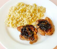 Свиные медальоны с карамелизованным луком