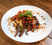 Салат с печеными овощами и телятиной