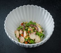 Салат с осьминогом