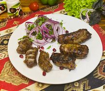 Ассорти из говяжьей печени и сердца в бараньей сетке