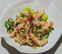 Салат с лангустинами и арахисом