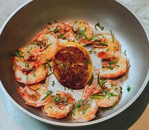 Лангустины в сковородках с чесноком