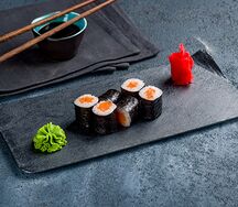 Мини-ролл с лососем
