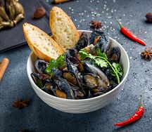 Мидии с чиабаттой в соусе