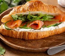 Круассан с лососем