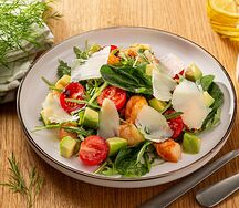 Салат с креветками, авокадо и апельсиновым соусом