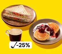 Завтрак с домашними горячими бутербродами и оладушками