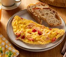 Омлет с беконом и сыром