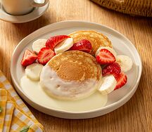 Оладьи с клубникой, бананом и сгущенным молоком