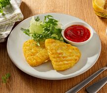 Драники с томатным соусом и салатными листьями