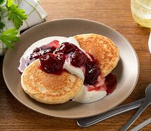 Оладьи со сметаной и вареньем