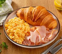 Завтрак с круассаном