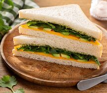 Сэндвич с шпинатом и авокадо