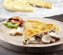 Осетинский пирог с курицей, сыром и грибами