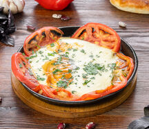Сулугуни, жаренный с помидорами