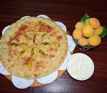 Осетинский пирог с абрикосами и творогом