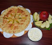 Осетинский пирог с яблоками и творогом