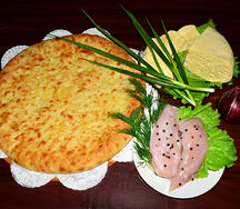 Осетинский пирог с курицей помидорами и сыром