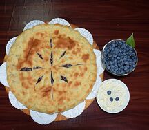 Осетинский пирог с творогом и черникой