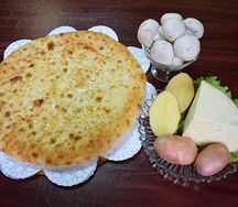 Осетинский пирог с картофелем, грибами и сыром