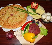 Осетинский пирог с говядиной, сыром, грибами и болгарским перцем