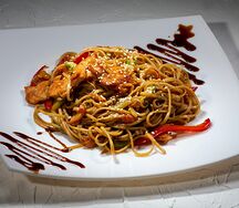 Яичная лапша с курицей и соусом Терияки