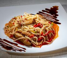 Удон с курицей и кисло-сладким соусом