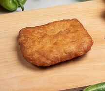 Жареный пирожок с сосиской и картошкой