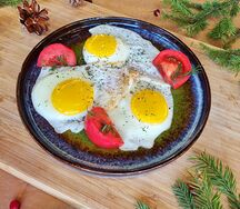 Яичница с помидорами и зеленью