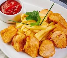 Наггетсы куриные с картофелем фри