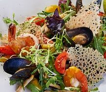 Теплый салат с морепродуктами