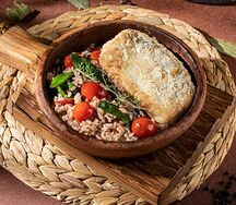 Обжаренное филе судака с рисом и овощами