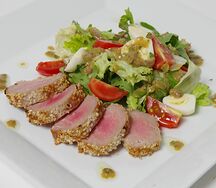 Салат с тунцом и кунжутом на гриле
