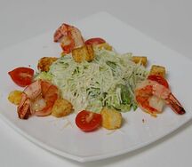 Салат Цезарь с тигровыми креветками