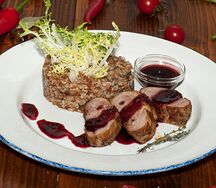 Медальоны из cвинoй вырезки с клюквенным соусом
