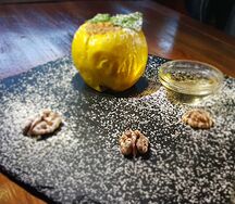 Яблоко, запеченное с грецким орехом