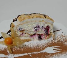 Меренговый рулет с черной смородиной