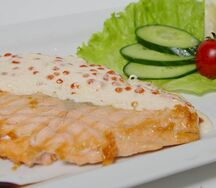 Стейк из лосося под соусом Шампань