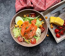 Салат Цезарь с лососем
