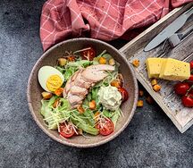 Салат Цезарь с курицей