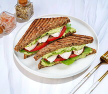 Сэндвич с индейкой и соусом песто