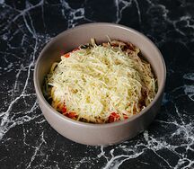 Лапша с копченой куриной грудкой в сливочном соусе с пармезаном
