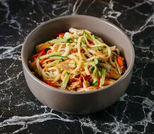 Сливочный вок с куриной грудкой и овощами