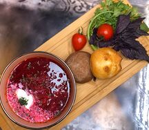 Борщ со сметаной и салом