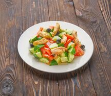 Овощной салат с курицей