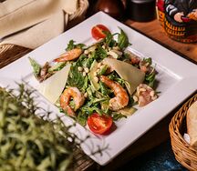 Салат со слабосоленой сёмгой и тигровыми креветками
