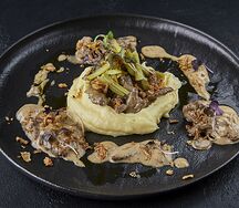Бефстроганов из говяжьей вырезки с картофельным пюре