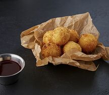 Сырные шарики с малиновым соусом