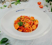 Спагетти с томатным соусом, креветками, семгой и треской