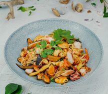 Лапша с морепродуктами и устричным соусом